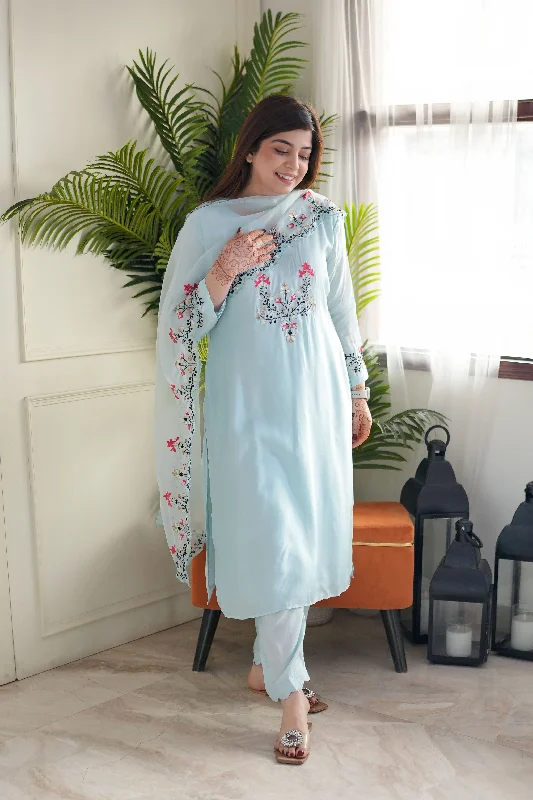 Comfortable And Simple Blue Embroidered Silk Suit Set
