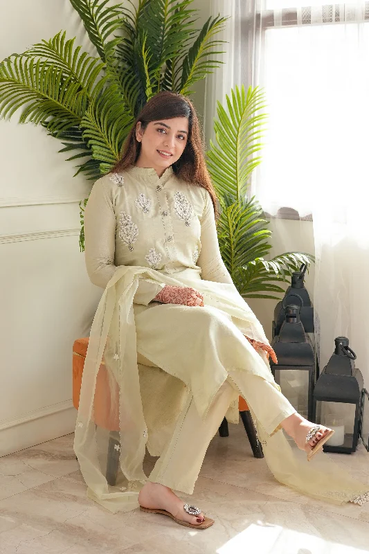 Lace Design Keehat Embriodered Silk Suit Set