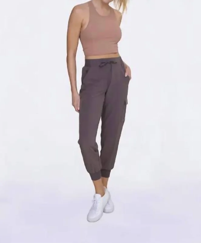 Cozy Fitting Curvy High-Waisted Capri Active Joggers In Cocoa